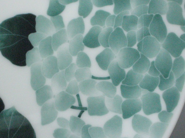 画像: 白六寸皿・黒染付　紫陽花